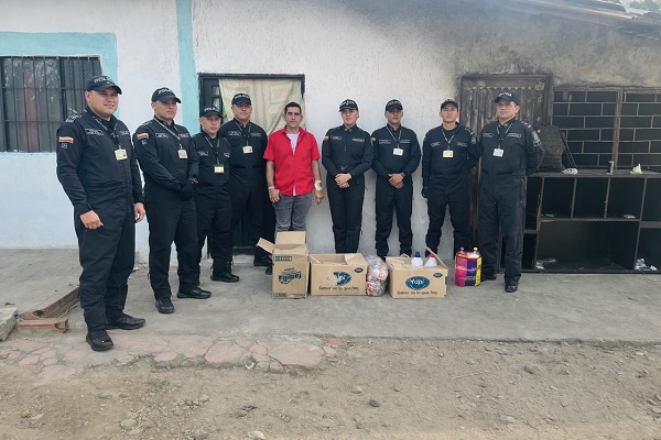 Ocho uniformados brindan apoyo y ayudas solidarias a una familia afectada por un incendio 