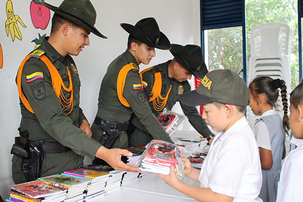 Entrega de kits escolares por nuestros Carabineros 