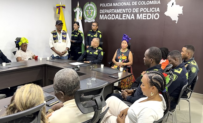 Seis uniformados de la Policía Nacional en compañía de siete ciudadanos participando de la conmemoración del día de la Afrocolombianidad, actividad liderada por el grupo de DDHH y el señor Comandante del Departamento