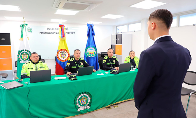 cuatro policías realizando selección de consejo de admisiones a un aspirante