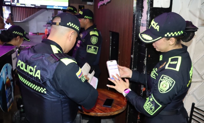 policias dispositivo celular televisor mesa