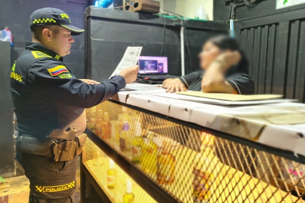 Los operativos de control fueron realizados por la Policía Nacional para verificar requisitos legales y fortalecer la seguridad y convivencia ciudadana.