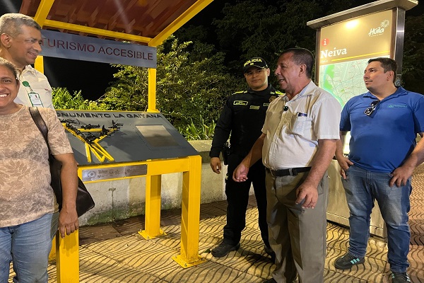 Policía presenta réplica táctil del monumento La Gaitana a ciudadanos