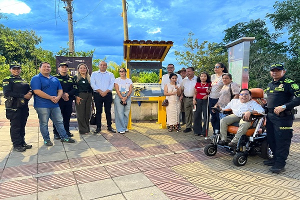 Policías, entidades y personas con discapacidad visual posan junto a la réplica monumento La Gaitana