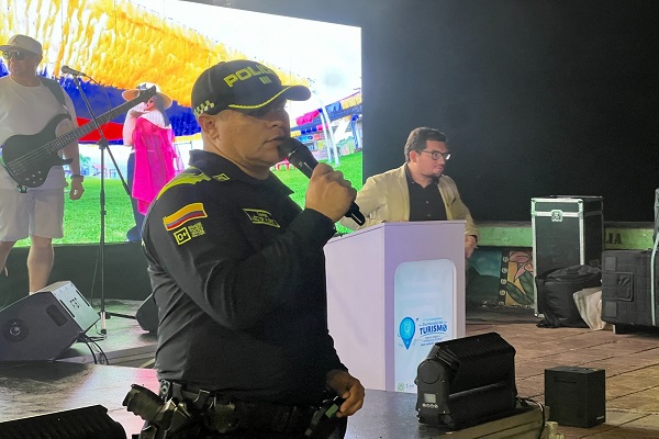 Uniformado brinda palabras durante el evento del Día Mundial del Turismo