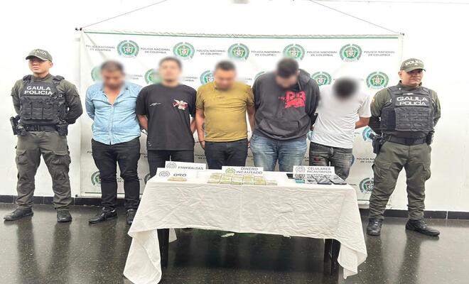 Dos hombres uniformados del GAULA presentan cinco hombres y elementos incautados como responsables del delito de secuestro en el municipio de Medellín 