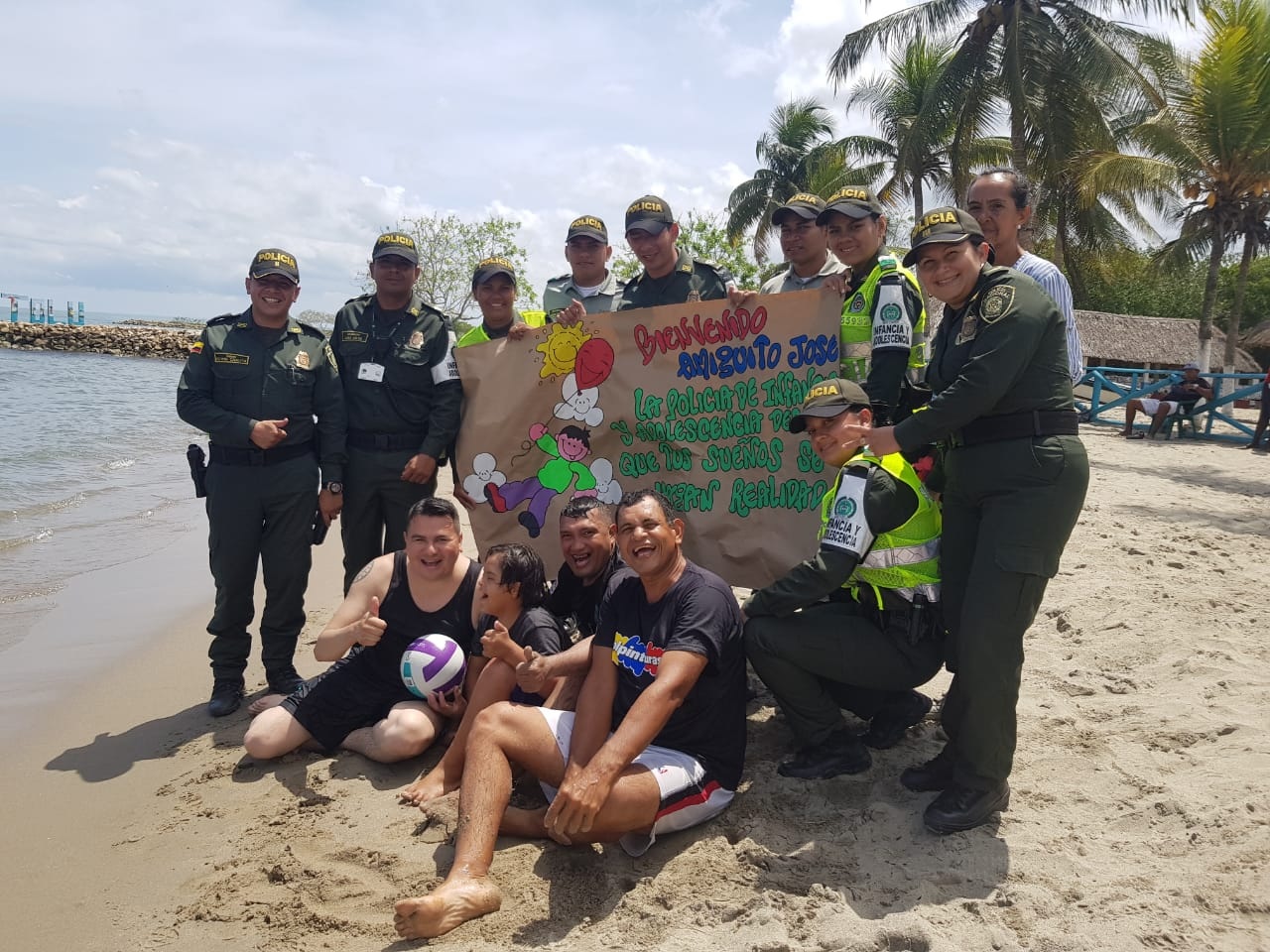 Cumplimos el sueño de José Armando, conocer el mar | Policía Nacional de  Colombia