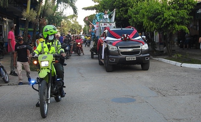 Desfile de inicio de confraternidad amazónica carroza Perú