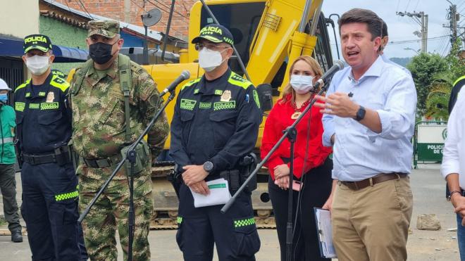 Ministro de defensa dando declaraciones