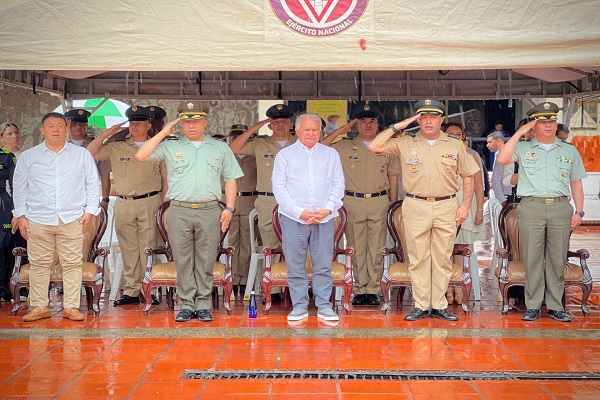 Autoridades civiles, representantes de la Policía y Ejército participan en ceremonia