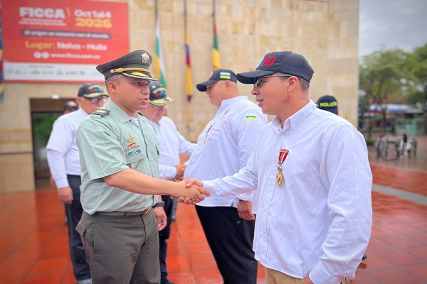 Uniformado de la Policía saluda a un veterano de la Fuerza Pública
