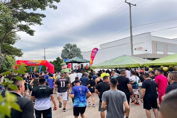 Participantes iniciando con la carrera en el punto de partida
