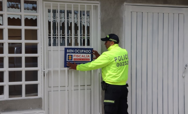policia instalando en inmueble medida cautelar con fines de extincion a 