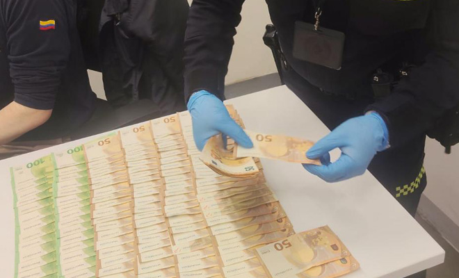 Policía en el aeropuerto el dorado realiza conteo de divisas no declaradas sobre una mesa 