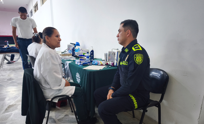 Policía donando sangre comunidad académica 1