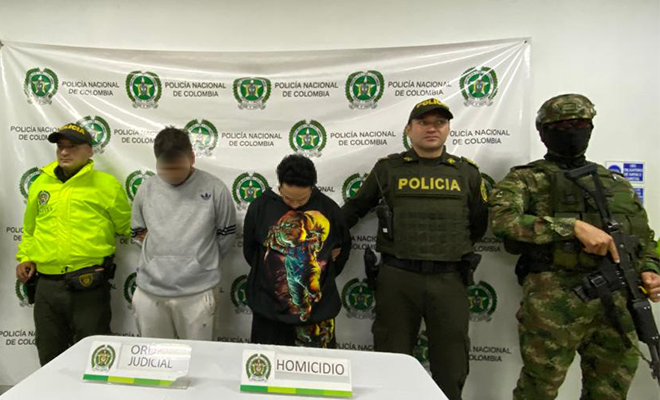 Polícía y Ejército custodian a capturados por homicido de hincha. 