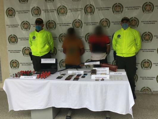 Persona capturada-policías custodiando