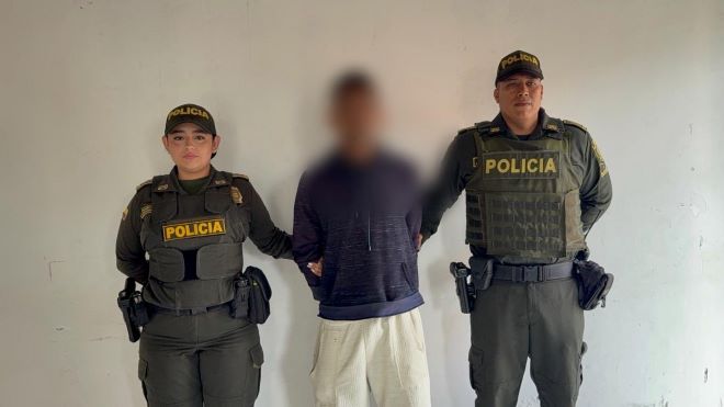 Dos policías al lado de un hombre captutado