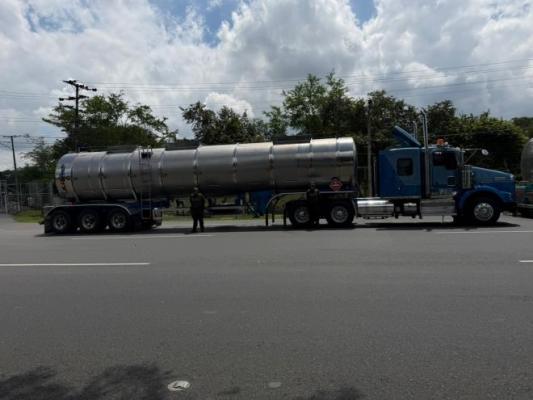 Dos policías al lado de un tractocamión 