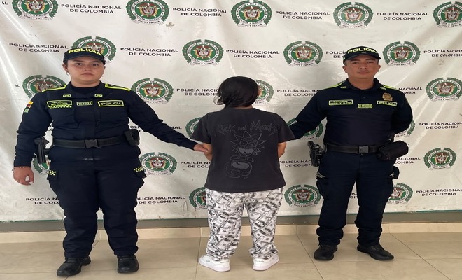 Dos policías con una capturada