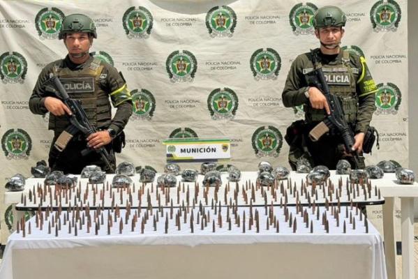 dos policías con munición incautada