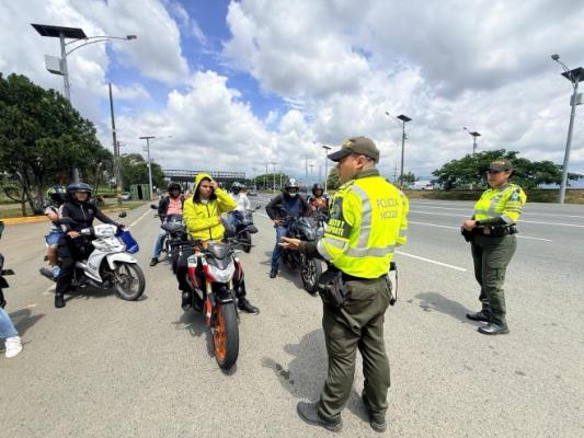 dos policías realizando recomendaciones a los viajeros