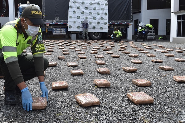 En el brazo de una retroexcavadora venían 148 kilos de marihuana 