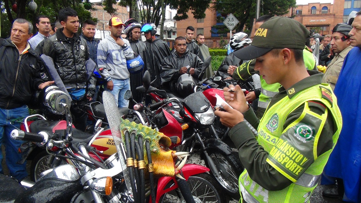 ¡Marca tu casco, marca tu moto!