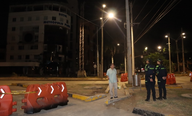 edificación colapsada policías y ciudadano vestido de camisa y pantalón
