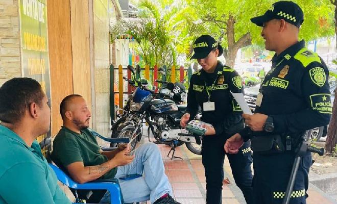 Entregan de volantes informativos de los más buscados.