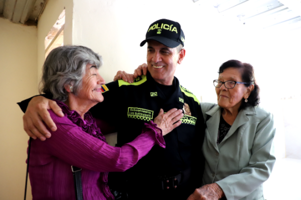 Personas agradecidas con el policía