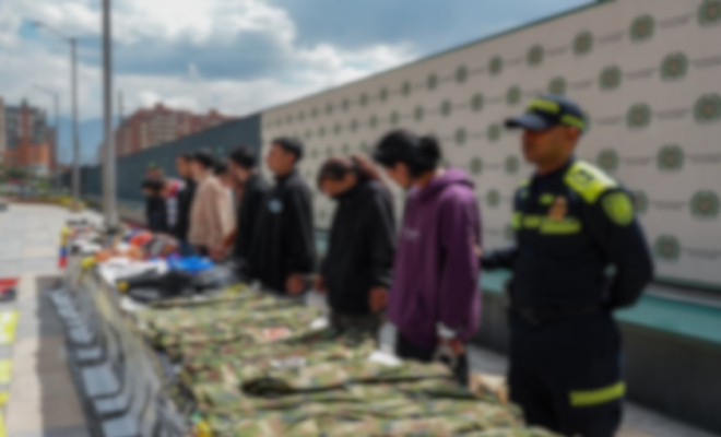 Prendas y objetos incautados que el grupo delincuencial 'PPP' utilizaría para actos vandálicos en la ciudad de Bogotá