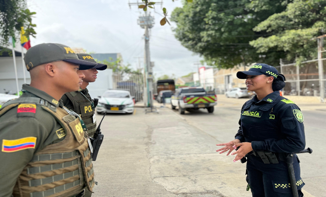 policía dando consignas en su servicio
