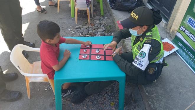 En_Charalá_uniformados_realizaron_actividades_lúdicas_para_niños_niñas_y_adolescentes_2