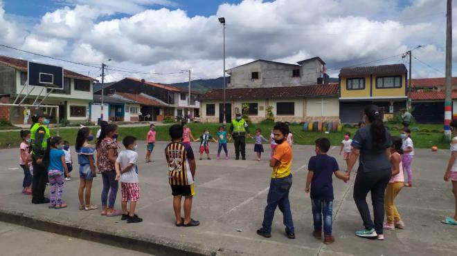 En_Charalá_uniformados_realizaron_actividades_lúdicas_para_niños_niñas_y_adolescentes_3