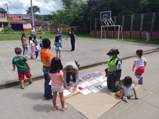 En_Charalá_uniformados_realizaron_actividades_lúdicas_para_niños_niñas_y_adolescentes_4