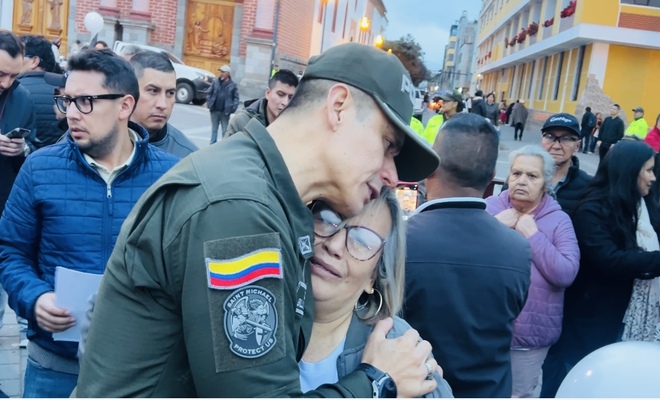 Policía abrazando a la madre de patrullero secuestrado en Policarpa Nariño