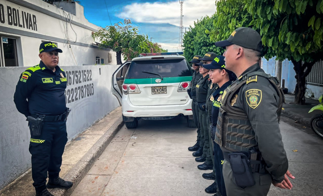 Policía formando