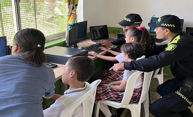 Entrega de computadores a estudiantes de la zona rural del municipio de la estrella