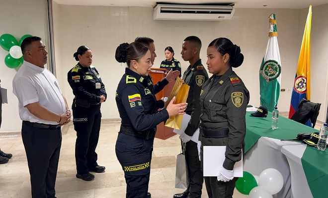 Reconocimiento a dos auxiliares de Policía por parte de la mesa principal 