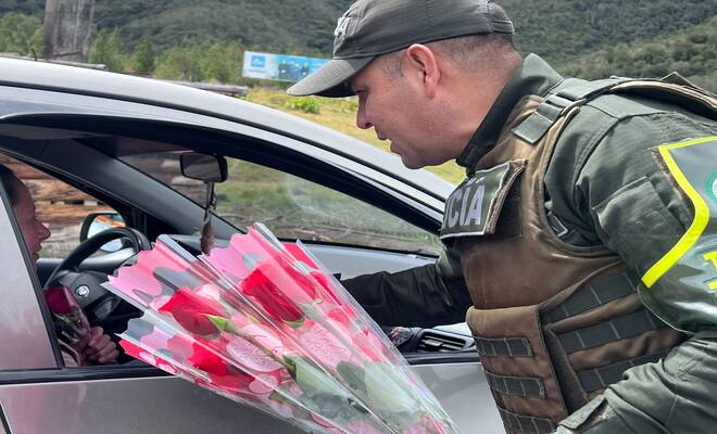 Policía de tránsito realiza entrega de rosas en la vía 