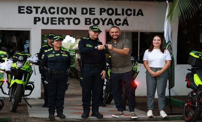 El señor Alcalde del municipio de Puerto Boyacá entregando las llaves de las motocicletas entregadas al señor Comandante de Estación de Policía en compañía de dos uniformados más de la Policía Nacional y una funcionaria de la alcaldía de Barrancabermeja