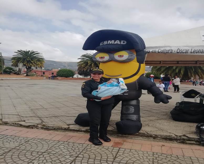 labor del ESMAD con los niños de Boyacá 