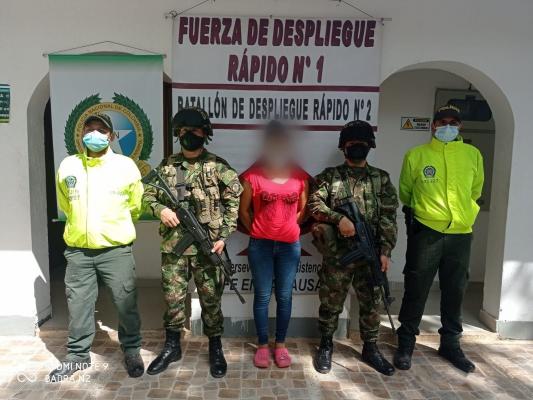 1 persona capturada-policías custodiando