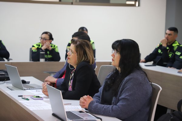 Estudiantes de posgrado durante una jornada de sustentacion academica en la ESPOL