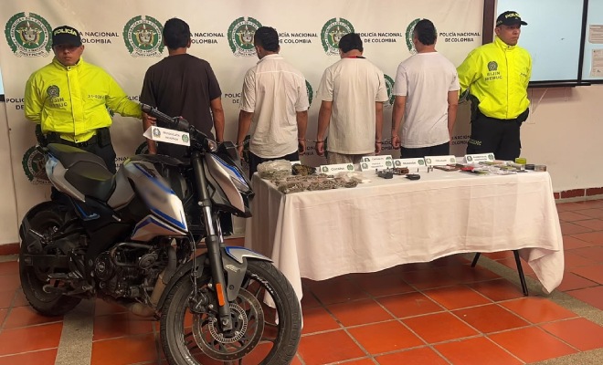 Hombres capturados en medio de dos Policías