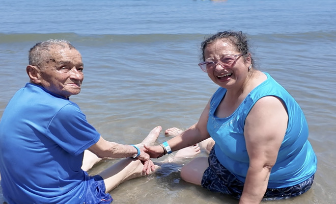 Papás de policía en el mar por primera vez