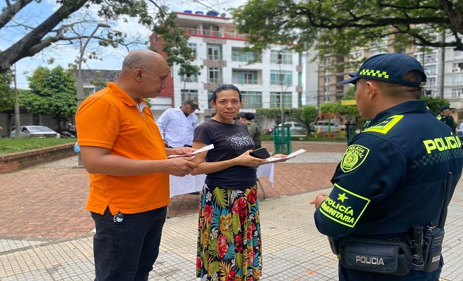 Funcionario del Grupo de Policía Comunitaria realizando campañas de prevención en busca de fortalecer la confianza ciudadana y promover la corresponsabilidad en la construcción de la seguridad en este sector de la ciudad 