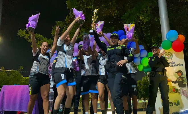 Grupo de mujeres celebrando la entrega de premios por parte de la Policía Nacional