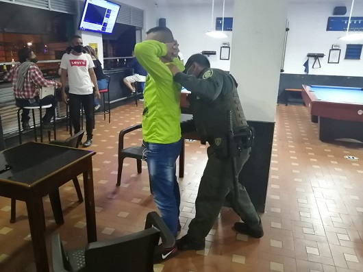 Policía requisando